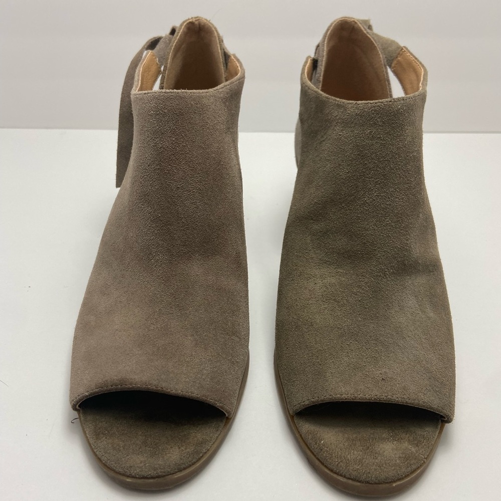 Lucky Brand size 9M Tan Suede